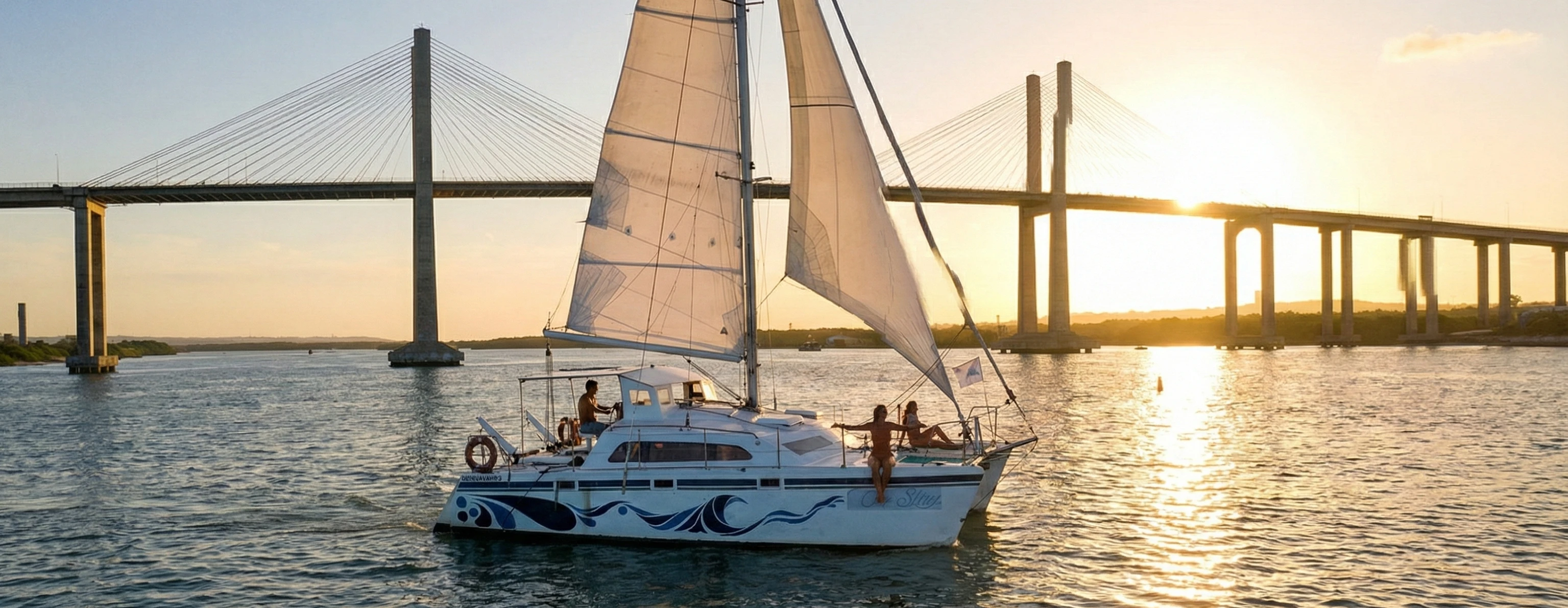 Velejo ao pôr do sol no Potengi