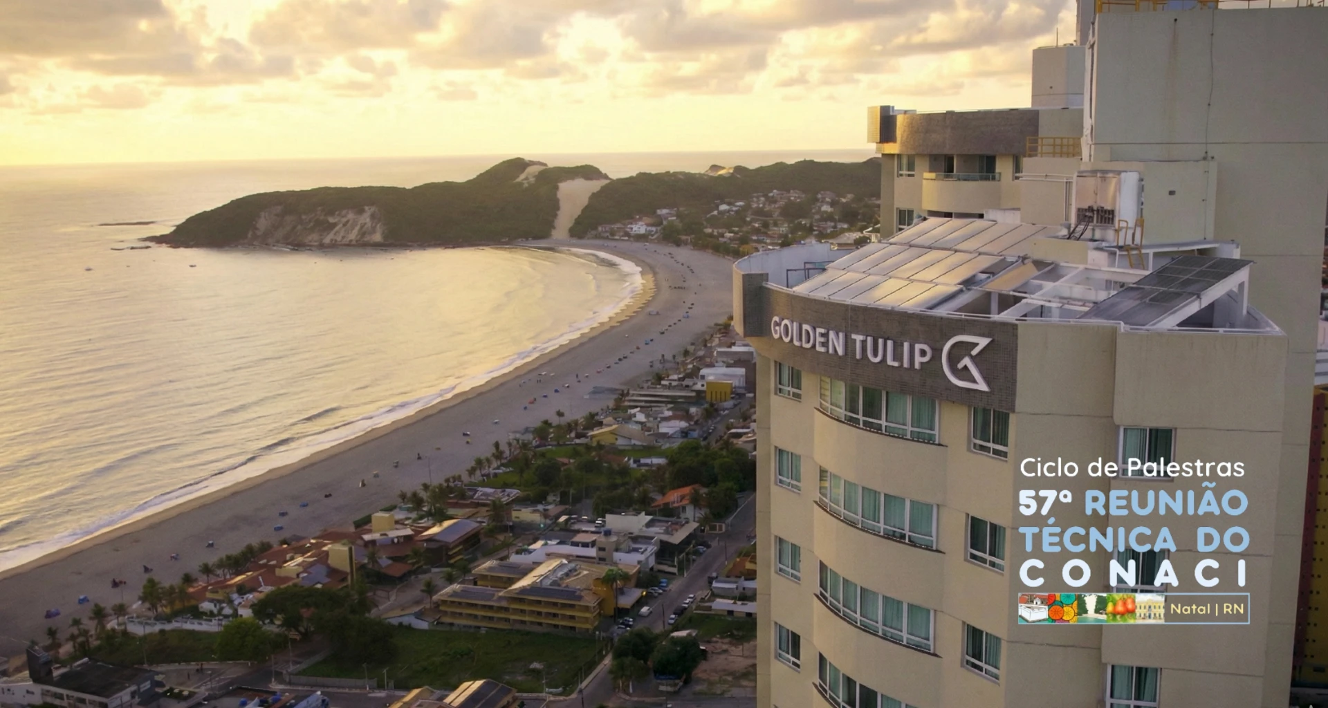 Foto tirada do alto com a logo do evento anexada no canto direito